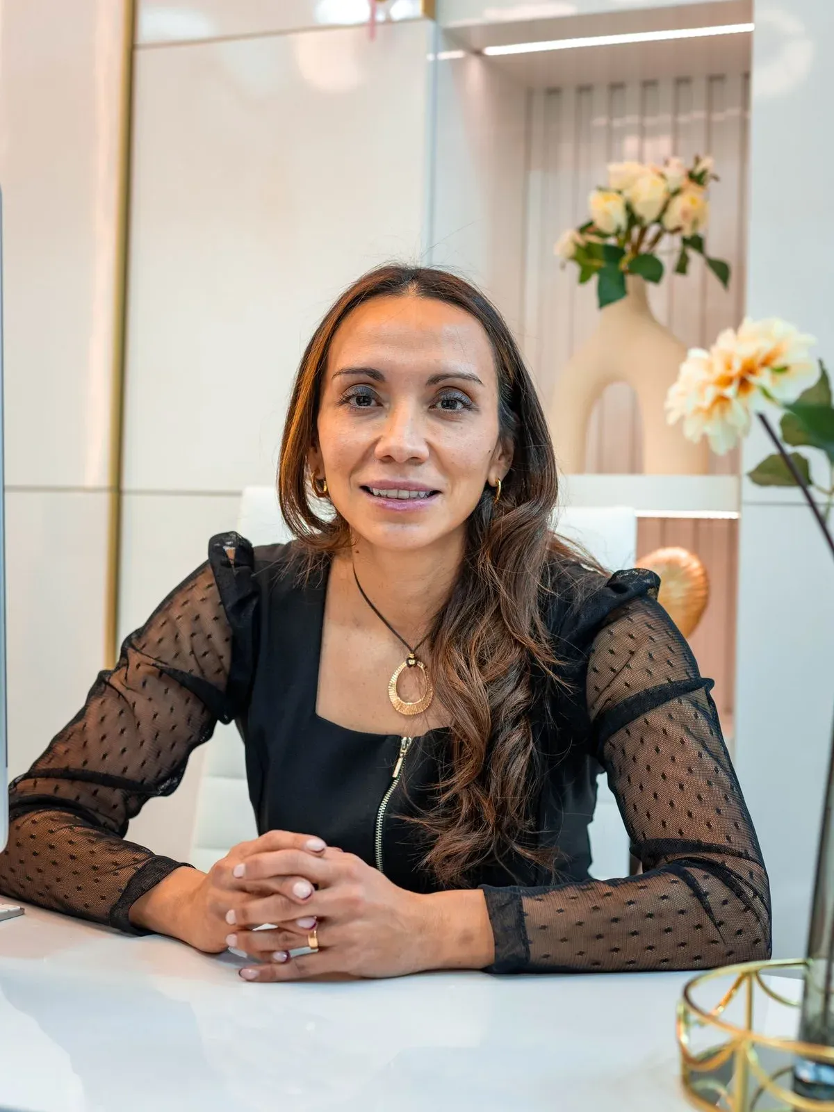 Dra. Fabiola Defaur en la recepción de su clínica en Concepción