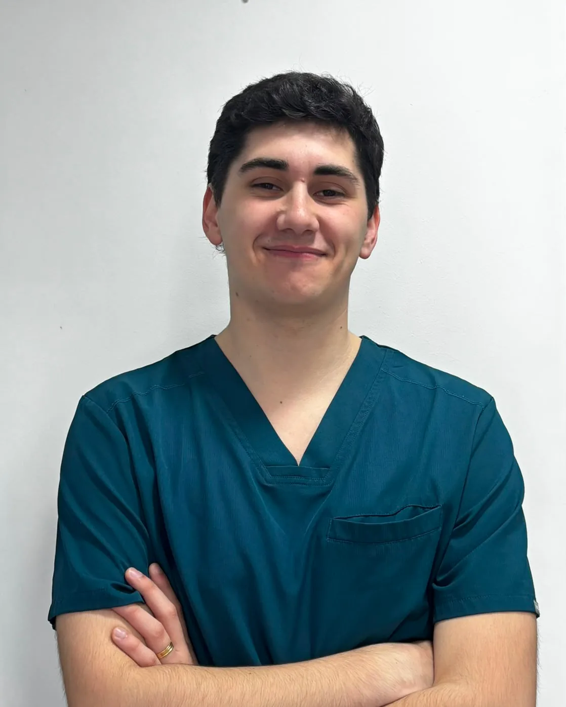 Dr. Matías Aravena Navarrete, urgencias y odontología general de la Clínica Defaur
