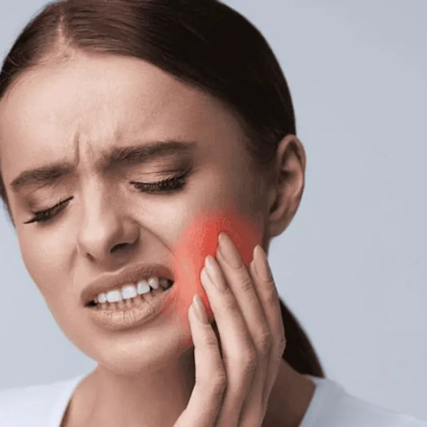 Paciente con dolor dental que requiere atención de urgencia